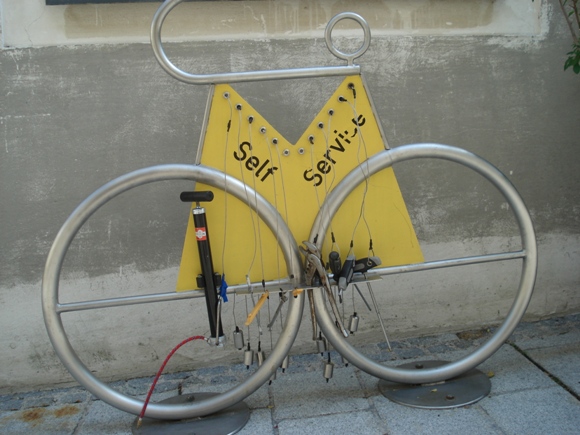 Multifunkciós önkiszolgáló kerékpárszerviz az ybbs-i kerékpármúzeum bejárata mellett